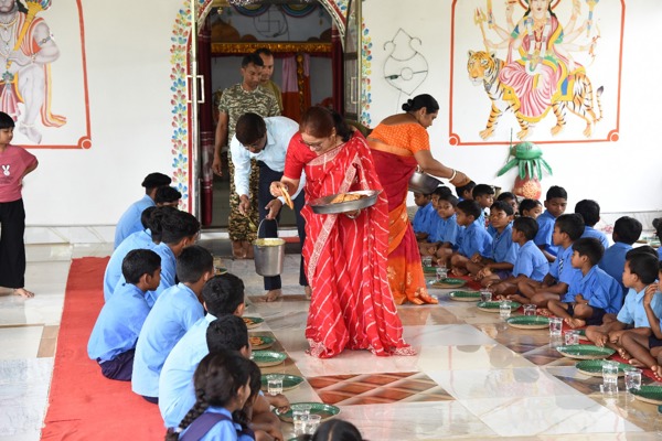    Mass meal organized by 50 Bn, CRPF at Injaram (Girls & Boys) hostel, Konta. 