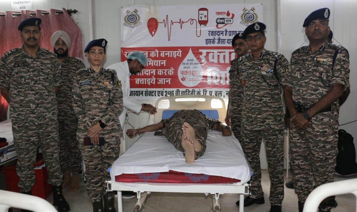   राजस्थान सेक्टर, के रि पु बल द्वारा आज नायला स्थित परिसर में स्वस्थ नारी,स्वस्थ परिवार अभियान के तहत एक विशाल रक्तदान शिविर का आयोजन किया गया।