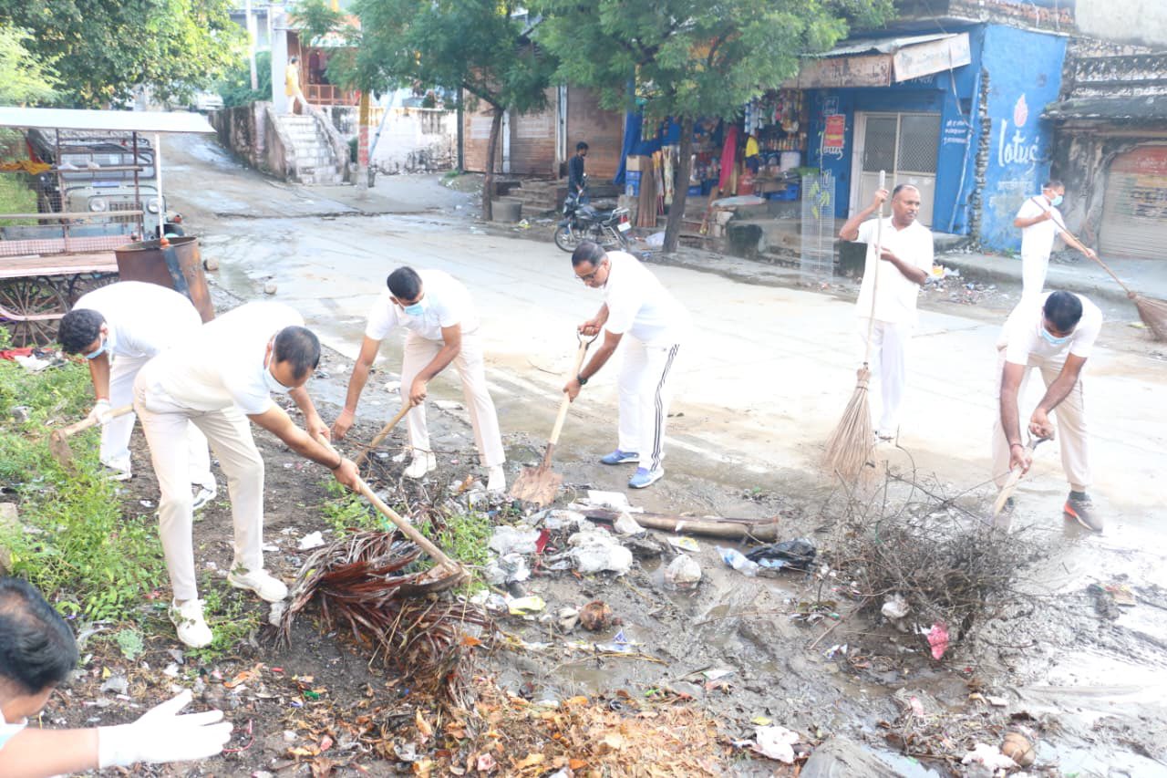   स्वच्छता ही सेवा अभियान 2025  के अंतर्गत  नायला सामुदायिक स्वास्थ्य केंद्र (CHC) के अंदर और उसके चारों ओर व्यापक स्वच्छता अभियान चलाया गया।