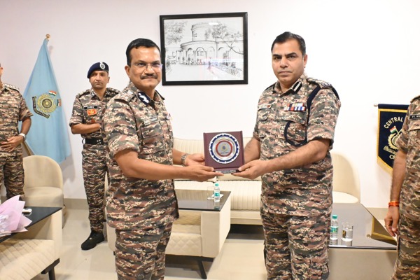   श्री सुनील कुमार यादव , पुलिस उप महानिरीक्षक का विदाई समारोह , मध्य अंचल रायपुर 