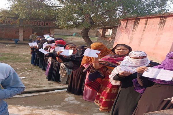   बिहार विधानसभा चुनाव-25 में CRPF जवान वृद्ध एवं दिव्यांगों को वोट डालने में मदद करते हुए