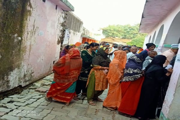   CRPF Jawans helped elderly and disabled citizens cast their votes during the Bihar Assembly Elections 2025.