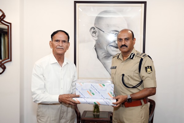   DG felicitated veteran officer Shri Munshi Ram Shekhawat Retd-2IC