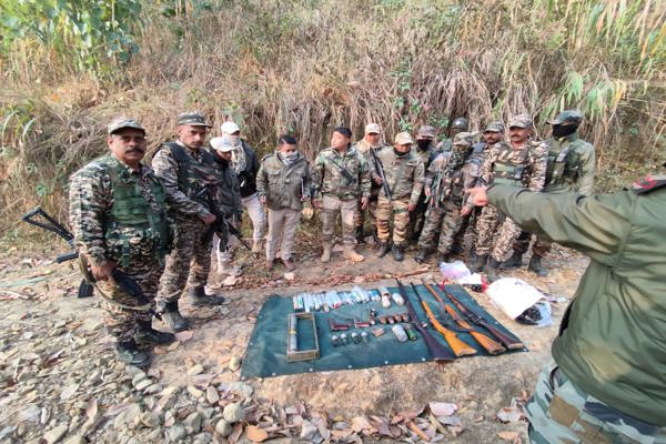   सीआरपीएफ ने मणिपुर में विभिन्न हथियार, गोला-बारूद बरामद किए