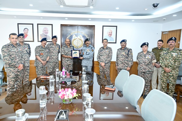   सीआरपीएफ गोल्फ टीम ने महानिदेशक को ओवरऑल चैंपियनशिप ट्रॉफी प्रदान की