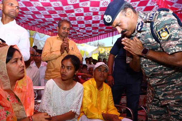  महानिदेशक ने पलामू में वीर बलिदानी एचसीजीडी श्री महिमा नंद शुक्ला के घर का दौरा किया